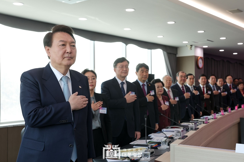 윤석열 대통령이 1일 경북 구미시 금오공과대학교에서 열린 제1차 인재양성전략회의에 참석, 국기에 대한 경례를 하고 있다. 