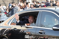 윤석열 대통령이 1일 경북 구미시 박정희 전 대통령 생가를 방문, 차량에 올라 시민들에게 손을 흔들며 인사하고 있다.