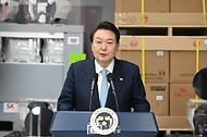 윤석열 대통령이 1일 경북 구미시 SK실트론에서 열린 반도체 웨이퍼 증설 투자협약식에 참석, 격려사를 하고 있다.