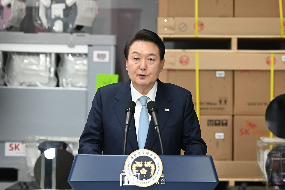 윤석열 대통령이 1일 경북 구미시 SK실트론에서 열린 반도체 웨이퍼 증설 투자협약식에 참석, 격려사를 하고 있다.