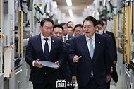 윤석열 대통령이 1일 경북 구미시 SK실트론을 방문, 웨이퍼 생산시설을 둘러보며 최태원 SK그룹 회장과 대화하고 있다.