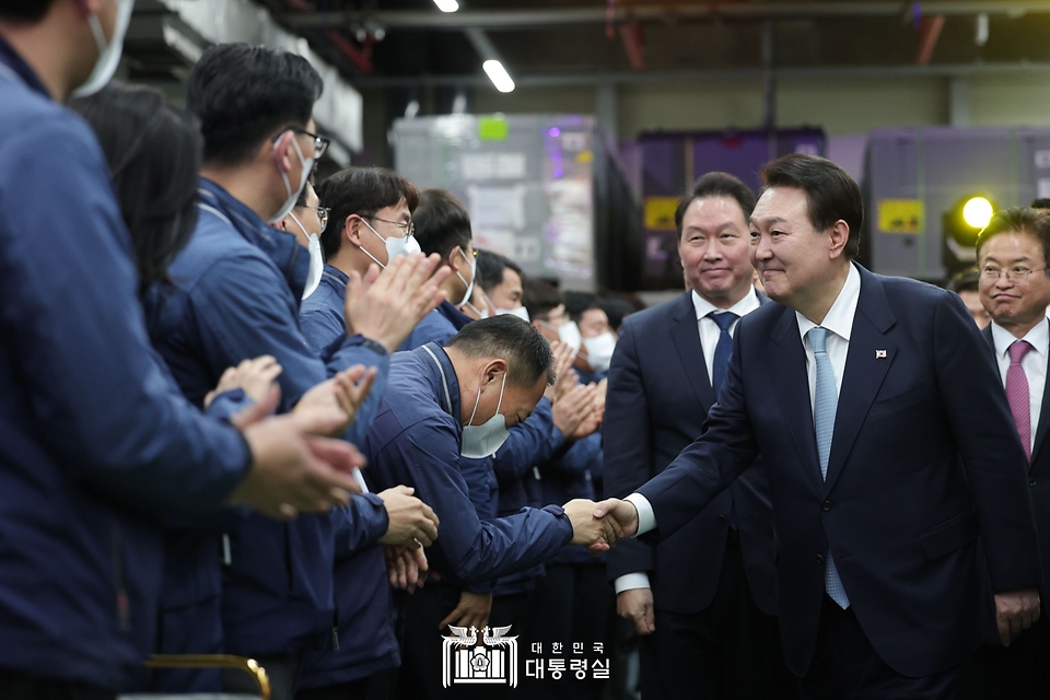 윤석열 대통령이 1일 경북 구미시 SK실트론에서 열린 반도체 웨이퍼 증설 투자협약식에 참석, 직원들과 인사를 나누고 있다.