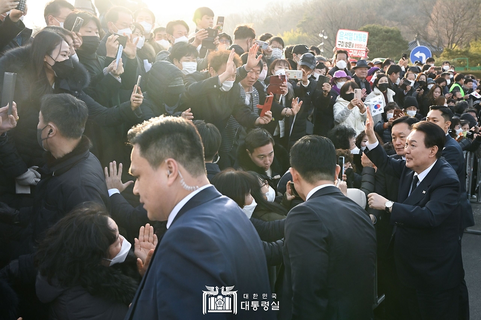 윤석열 대통령이 1일 경북 구미시 박정희 전 대통령 생가를 방문, 시민들과 인사를 나누고 있다.
