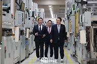 윤석열 대통령이 1일 경북 구미시 SK실트론을 방문해 웨이퍼 생산시설을 둘러보고 있다.