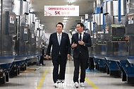 윤석열 대통령이 1일 경북 구미시 SK실트론을 방문, 웨이퍼 생산시설을 둘러보며 최태원 SK그룹 회장으로부터 설명을 듣고 있다.