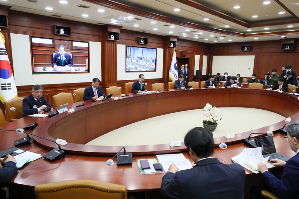 2일 서울 종로구 정부서울청사에서 제16회 국정현안관계장관회의가 진행되고 있다.