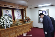 윤석열 대통령이 1일 경북 구미시 박정희 전 대통령 생가를 방문하여 참배하고 있다.