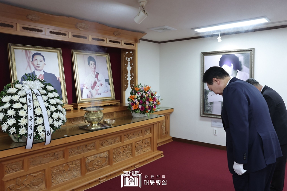 윤석열 대통령이 1일 경북 구미시 박정희 전 대통령 생가를 방문하여 참배하고 있다.