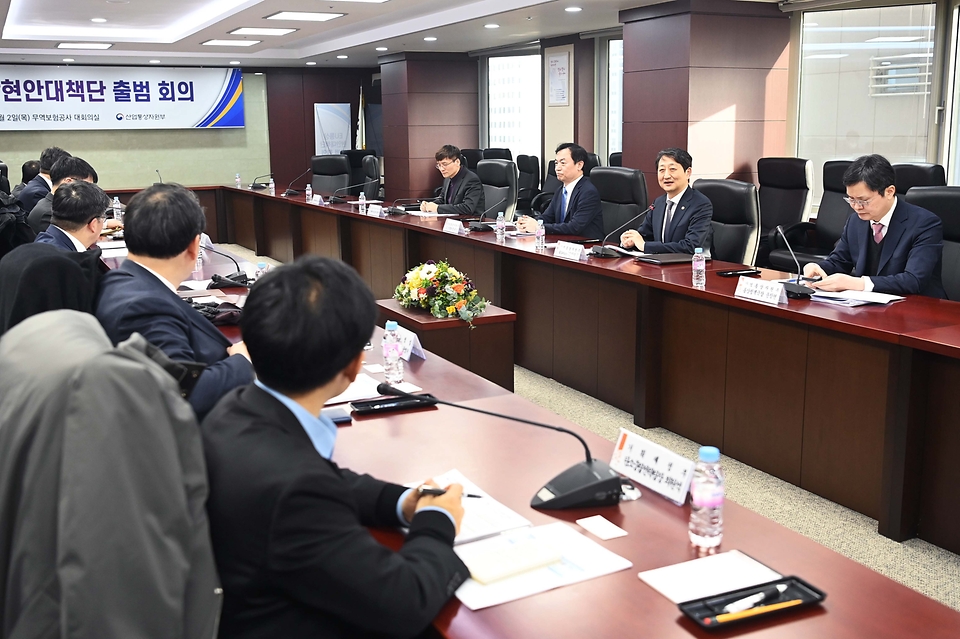 안덕근 산업통상자원부 통상교섭본부장이 2일 서울 종로구 무역보험공사 대회의실에서 열린 ‘범부처 EU 탄소국경조정제도(CBAM) 대응 TF 출범식’에 참석, 발언하고 있다
