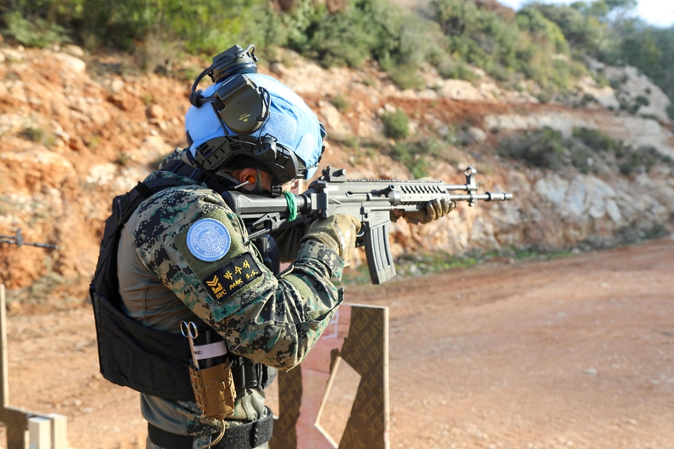 동명부대 27진 선수가 25일~27일(현지시간) 레바논 나쿠라 사격장에서 열린 UNIFIL 사격대회에 출전하고 있다. (출처=국방부 페이스북)