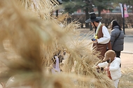 <p>정월대보름인 5일 오후 서울 국립민속박물관 오촌댁 앞마당에서 시민들이 볏가릿대를 세우기 체험을 하고 있다. 볏가릿대 세우기는 풍년을 기원하며 짚이나 헝겊에 벼, 보리, 기장, 수수, 콩, 팥 등 갖가지 곡식을 싸서 장대에 높이 매달아 세워놓고 농사의 풍요를 기원하는 풍속이다. &nbsp;</p>
