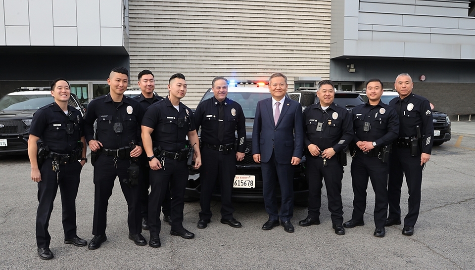 이상민 행정안전부 장관이 3일(현지시간) 미국 LA 올림픽 경찰서를 방문, 관계자들과 기념촬영을 하고 있다.