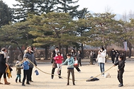 <p>정월대보름인 5일 오후 서울 국립민속박물관에서 열린 2023 계묘년 정월대보름 한마당에서&nbsp;  외국인들이 민속놀이를 체험하고 있다.&nbsp;</p>