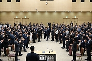 윤석열 대통령이 7일 세종시 정부세종컨벤션센터에서 열린 ‘대통령과의 대화’에 입장하고 있다.