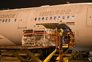 공군 튀르키예 지진피해 긴급지원 임무요원들이 7일 인천시 중구 인천국제공항에서 구호물품을 공군 다목적공중급유수송기 KC-330에 적재하고 있다. (출처=국방부 페이스북)