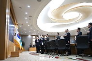 윤석열 대통령이 7일 세종시 정부세종청사에서 열린 제6회 국무회의에서 국기에 대한 경례를 하고 있다.