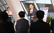 추경호 부총리 겸 기획재정부 장관이 8일 서울 동대문구 동대문디자인플라자에서 개최된 기재부 2030 자문단과 함께하는 ‘미래세대와의 대화’에 참석, 2030 청년들의 고민과 생각을 주제로 토론하고 있다.