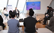 8일 서울 동대문구 동대문디자인플라자에서 기재부 2030 자문단과 함께하는 ‘미래세대와의 대화’가 진행되고 있다.