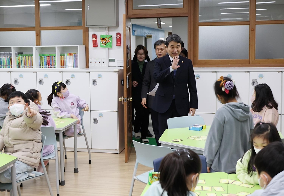 이주호 부총리 겸 교육부 장관이 9일 서울 서대문구 가재울초등학교를 방문, ‘늘봄학교 교원-학부모 현장 간담회’에 앞서 돌봄학교 현장을 찾아 학생들과 인사하고 있다.