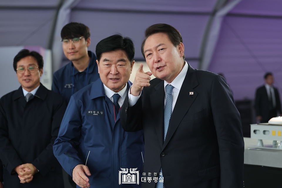 윤석열 대통령이 10일 전북 군산시 현대중공업 군산조선소에서 열린 ‘선박 블록 첫 출항식’에서 권오갑 HD현대 회장과 대화하고 있다. 