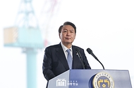 윤석열 대통령이 10일 전북 군산시 현대중공업 군산조선소에서 열린 ‘선박 블록 첫 출항식’에서 축사를 하고 있다.