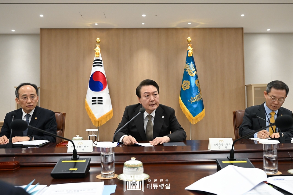 윤석열 대통령이 15일 서울 용산구 대통령실 청사에서 열린 ‘제13차 비상경제민생회의’를 주재하고 있다.