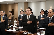 윤석열 대통령이 15일 서울 용산구 대통령실 청사에서 열린 ‘제13차 비상경제민생회의’에 참석, 국기에 대한 경례를 하고 있다.