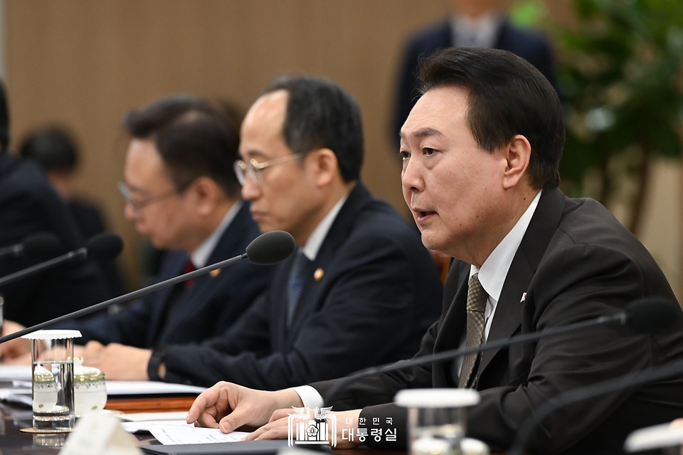 윤석열 대통령이 15일 서울 용산구 대통령실 청사에서 열린 ‘제13차 비상경제민생회의’에서 발언하고 있다.