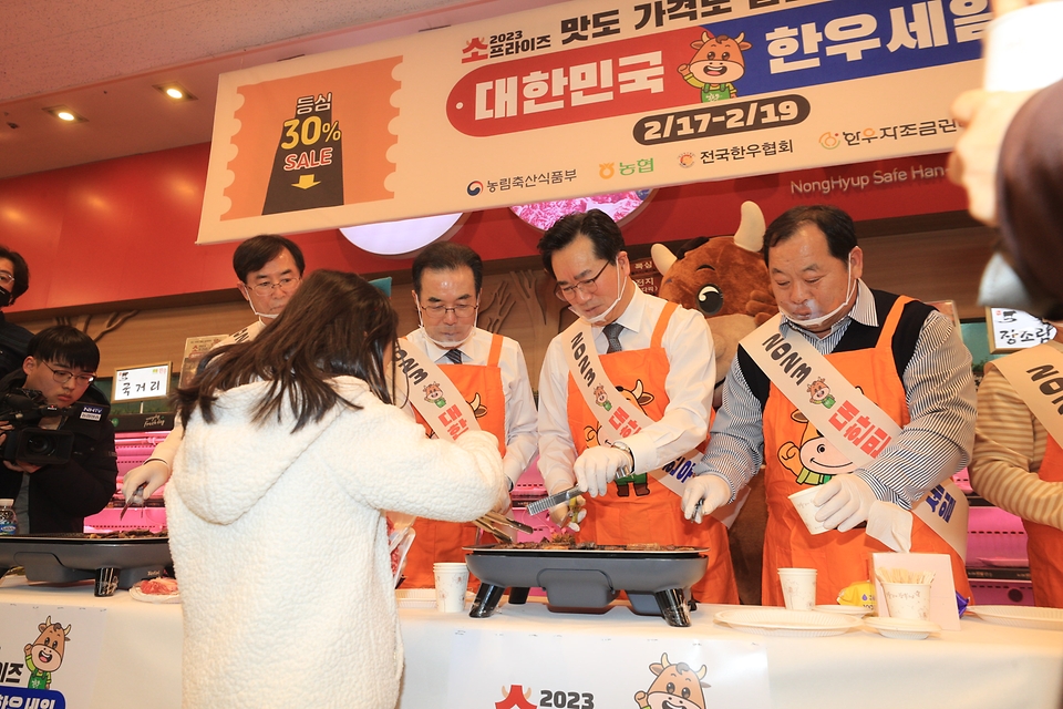 정황근 농림축산식품부 장관이 15일 서울 서초구 하나로마트 양재점에서 열린 ‘소프라이즈 2023 대한민국 한우 세일’ 행사에 참석, 시식용 한우를 굽고 있다.