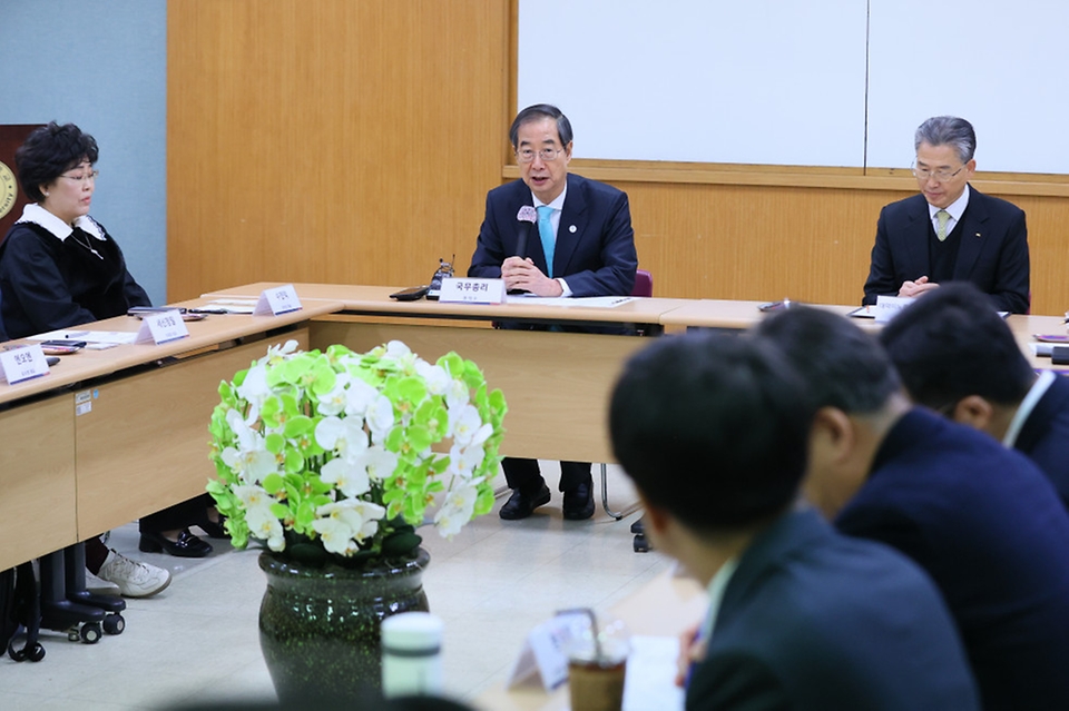 한덕수 국무총리가 22일 대전 유성구 한남대학교 대덕밸리캠퍼스에서 열린 ‘벤처·창업기업 규제혁신 현장간담회’에 참석해 발언하고 있다.