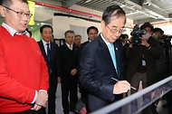 한덕수 국무총리가 22일 대전 유성구 한남대학교 대덕밸리캠퍼스 창업보육센터를 방문, 전자방명록에 서명하고 있다. 