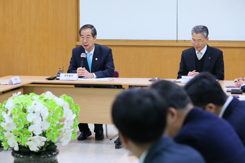 한덕수 국무총리가 22일 대전 유성구 한남대학교 대덕밸리캠퍼스에서 열린 ‘벤처·창업기업 규제혁신 현장간담회’에 참석해 발언하고 있다.