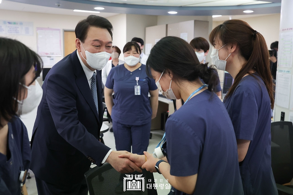 윤석열 대통령이 22일 서울 종로구 서울대학교어린이병원 소아외과 병동을 방문, 의료진들을 격려하고 있다.
