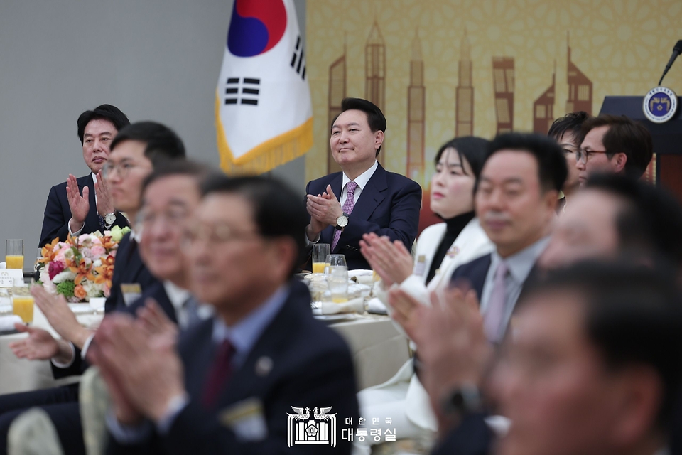 윤석열 대통령이 24일 서울 용산구 대통령실 청사에서 열린 ‘UAE 순방 성과 중소기업인과의 대화’에서 영상을 시청한 후 박수치고 있다.