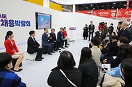 한덕수 국무총리가 2일 서울시 서초구 aT센터에서 열린 ‘2023 대한민국 채용박람회’에 참석해 발언하고 있다.