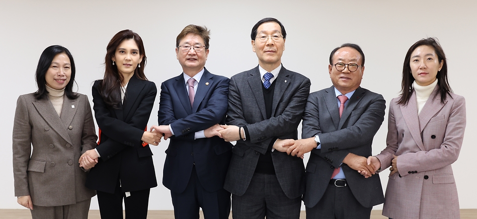 2일 서울 중구 한국관광공사 서울센터에서 열린 K-관광 성공을 위한 ‘2023 한국방문의해 K-관광 민·관 전략 간담회’에서 참석자들이 기념촬영을 하고 있다. 사진 왼쪽부터 박인숙 한국관광통역안내사협회 회장, 이부진 한국방문의해위원회 위원장, 박보균 문화체육관광부 장관, 김장실 한국관광공사 사장, 윤영호 한국관광협회중앙회 회장, 송미선 하나투어 사장.