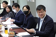 이기일 보건복지부 제1차관이 4일 서울 중구 한국보건복지인재원 서울교육센터에서 열린 ‘저출산 대응책 마련을 위한 2030 청년과의 긴급 간담회’에 참석하고 있다.