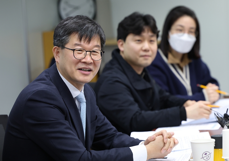 이기일 보건복지부 제1차관이 4일 서울 중구 한국보건복지인재원 서울교육센터에서 열린 ‘저출산 대응책 마련을 위한 2030 청년과의 긴급 간담회’에서 발언하고 있다.