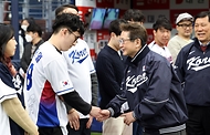 박보균 문화체육관광부 장관이 3일 서울 구로구 고척스카이돔에서 열린 2023 WBC(월드베이스볼클래식) 붐업의 시작, 서포터즈 발대식에 참석해 야구팬들과 인사를 나누고 있다.