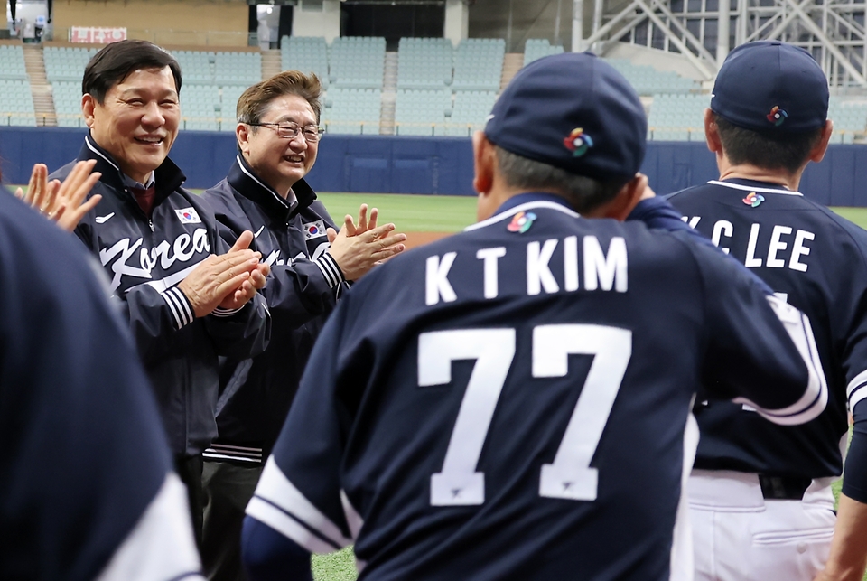 박보균 문화체육관광부 장관이 3일 서울 구로구 고척스카이돔에서 열린 2023 WBC(월드베이스볼클래식) 붐업의 시작, 서포터즈 발대식에 참석해 선수단이 입장할 때 박수를 치고 있다.