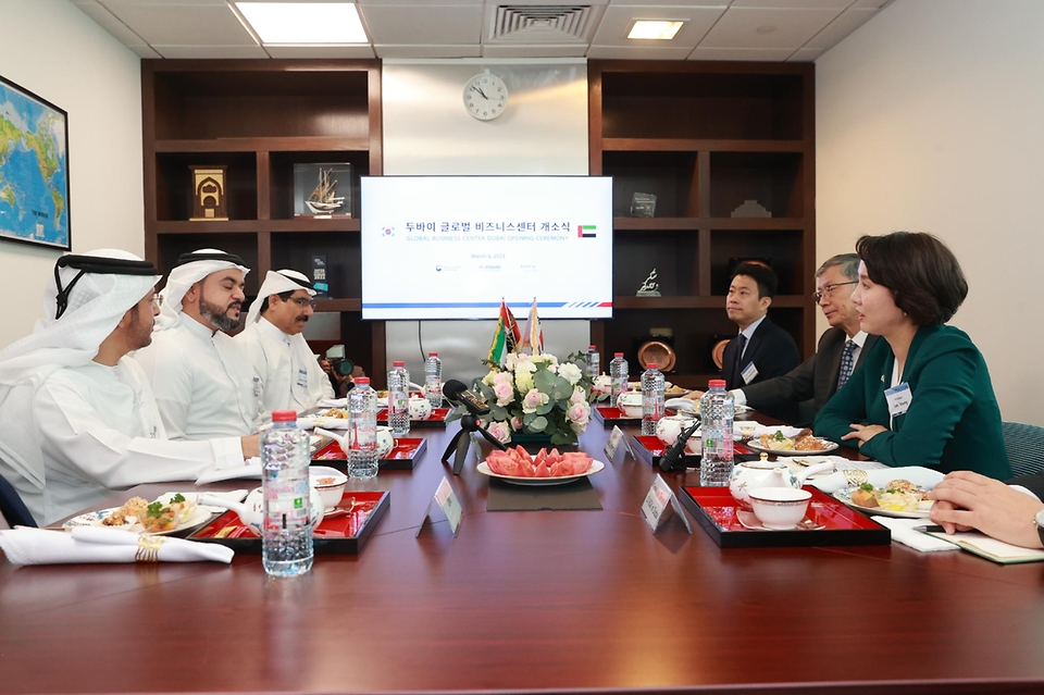 이영 중소벤처기업부 장관이 8일(현지시간) UAE 두바이에서 열린 글로벌비즈니스센터 개소식에서 발언하고 있다.
