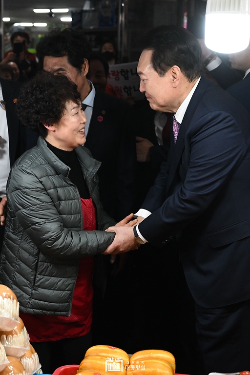 윤석열 대통령이 9일 울산시 남구 신정시장을 방문해 상인들과 인사하고 있다.