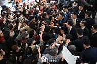 윤석열 대통령이 9일 울산시 남구 신정시장을 방문하고 있다.