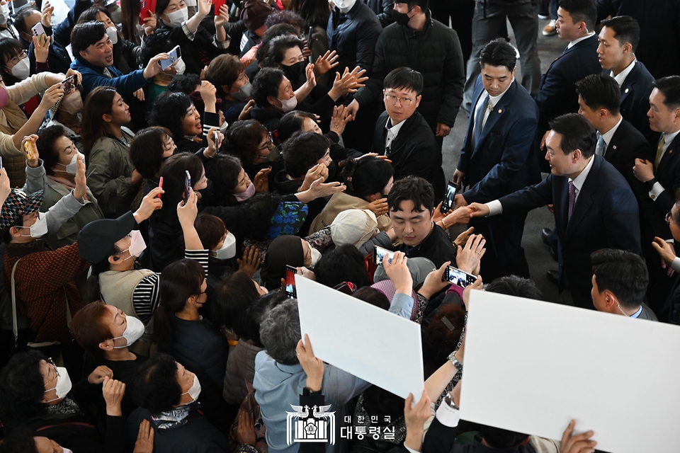 윤석열 대통령이 9일 울산시 남구 신정시장을 방문하고 있다.