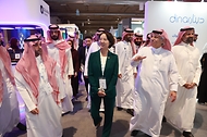 이영 중소벤처기업부 장관이 9일(현지시간) 사우디아라비아 리야드에서 열린 ‘Biban 2023’에서 개막식 행사장을 둘러보고 있다.