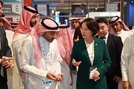 이영 중소벤처기업부 장관이 9일(현지시간) 사우디아라비아 리야드에서 열린 ‘Biban 2023’에서 개막식 행사장을 둘러보며 현지 관계자들과 대화하고 있다.
