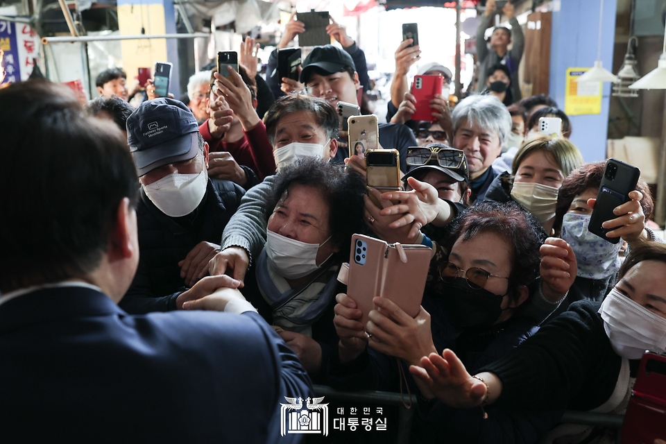 윤석열 대통령이 9일 울산시 남구 신정시장을 방문해 시민들과 인사하고 있다.