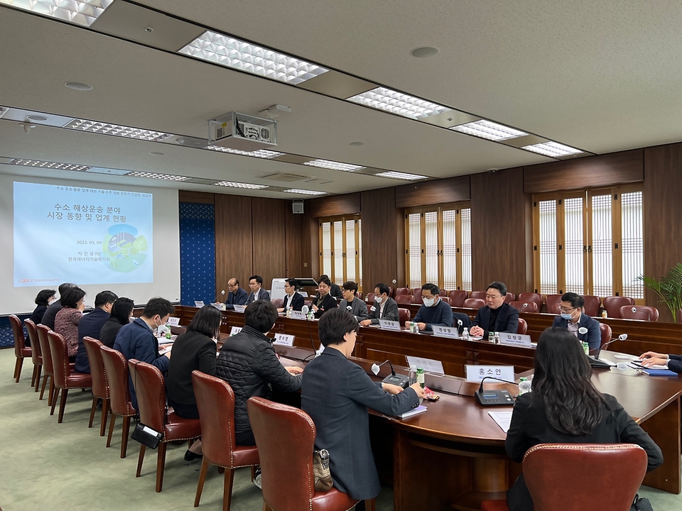 윤현수 외교부 기후환경과학외교국장이 9일 서울 종로구 외교부청사에서 국내 수소 업계 관계자를 초청해 수소 운송·활용 분야 해외 수출 확대 방안을 협의하고 있다.