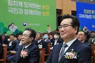 정황근 농림축산식품부 장관이 10일 서울 중구 농협중앙회 대강당에서 열린 ‘제8회 흙의 날 기념식’에 참석하고 있다.