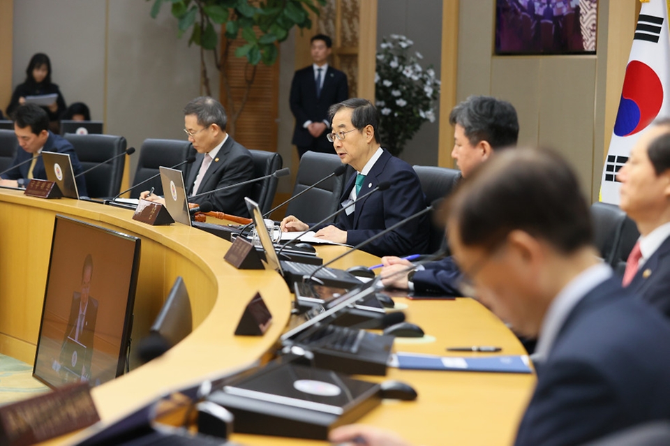 한덕수 국무총리가 14일 세종시 정부세종청사에서 열린 제11회 국무회의에서 발언하고 있다.